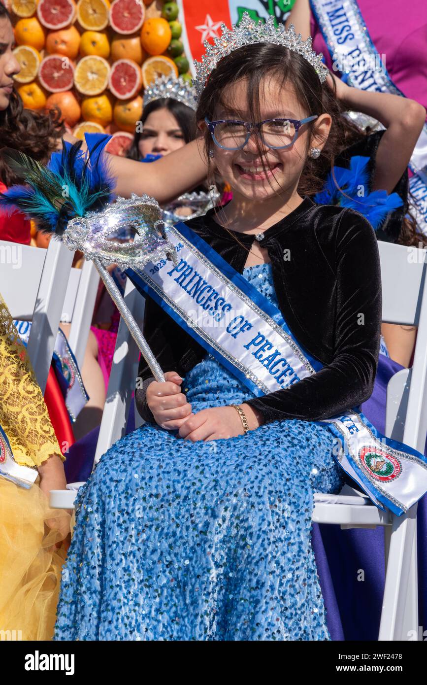 Jeune fille sur un char dans la 92e édition annuelle Texas Citrus Fiesta Parade of oranges, Mission, Texas, USA Banque D'Images