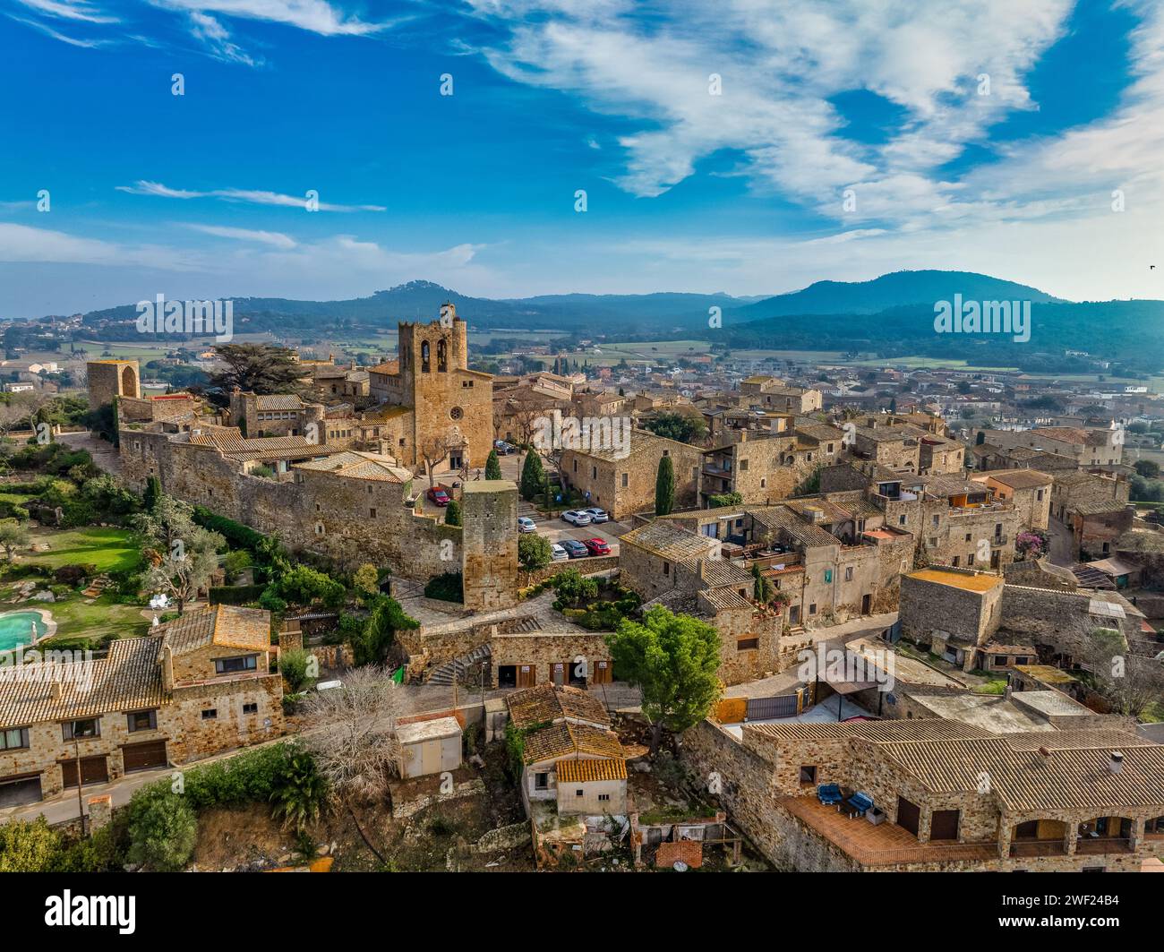 Vue aérienne de Pals une ville médiévale de Catalogne, au nord de l'Espagne, près de la mer au cœur de la baie d'Emporda sur la Costa Brava avec les remparts de la ville Banque D'Images