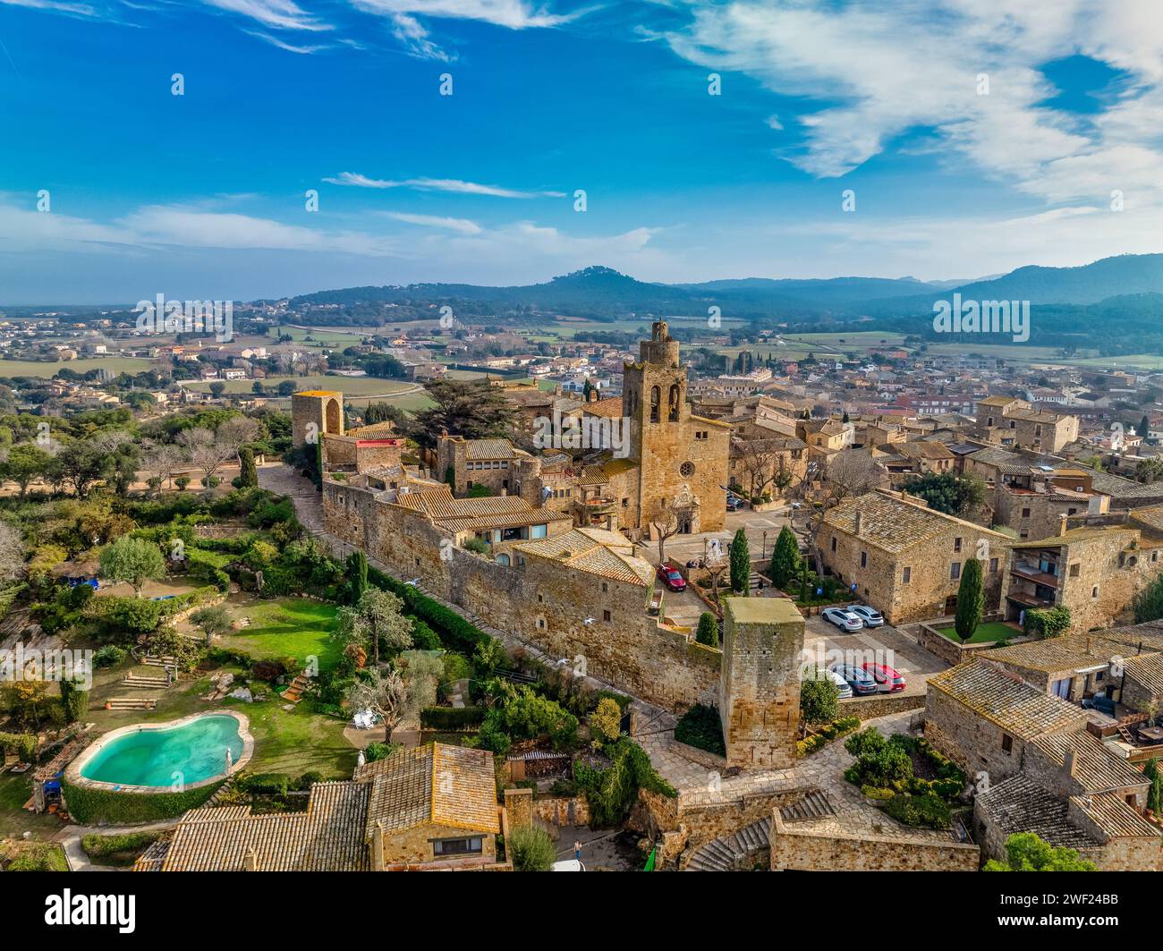 Vue aérienne de Pals une ville médiévale de Catalogne, au nord de l'Espagne, près de la mer au cœur de la baie d'Emporda sur la Costa Brava avec les remparts de la ville Banque D'Images
