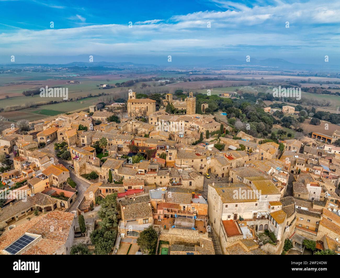Vue aérienne de Pals une ville médiévale de Catalogne, au nord de l'Espagne, près de la mer au cœur de la baie d'Emporda sur la Costa Brava avec les remparts de la ville Banque D'Images