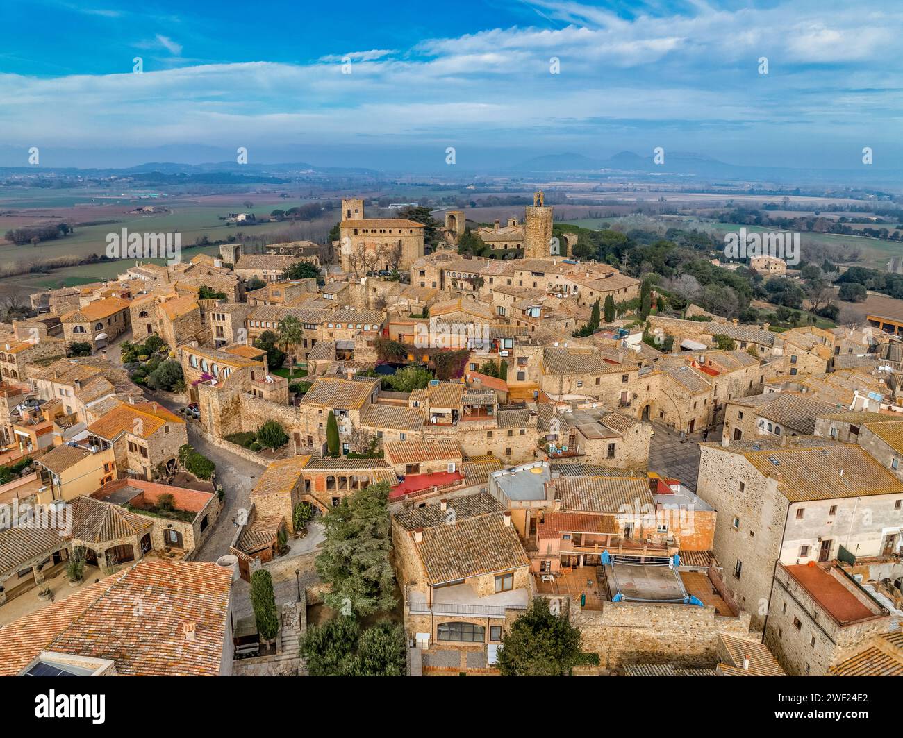 Vue aérienne de Pals une ville médiévale de Catalogne, au nord de l'Espagne, près de la mer au cœur de la baie d'Emporda sur la Costa Brava avec les remparts de la ville Banque D'Images