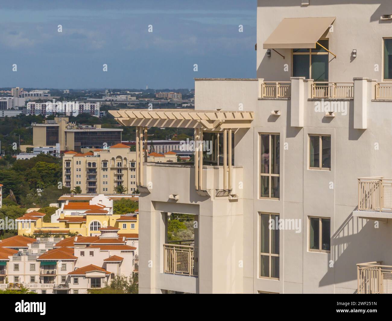 Vue rapprochée aérienne de la terrasse sur le toit dans un immeuble de condo d'appartements de luxe avec pergola pare-soleil protégeant les résidents du soleil Banque D'Images