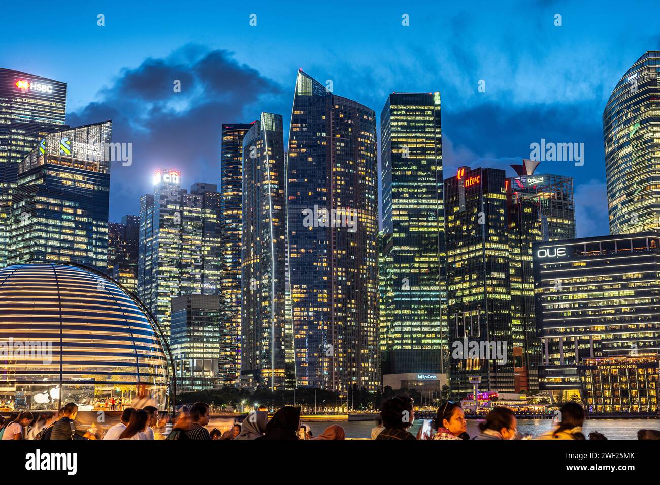 Singapour, 24 janvier 2024 : le quartier de Marina Bay à Singapour illumine la nuit, lueur de gratte-ciel. les lumières éclatantes transforment le paysage urbain en fascinants Banque D'Images