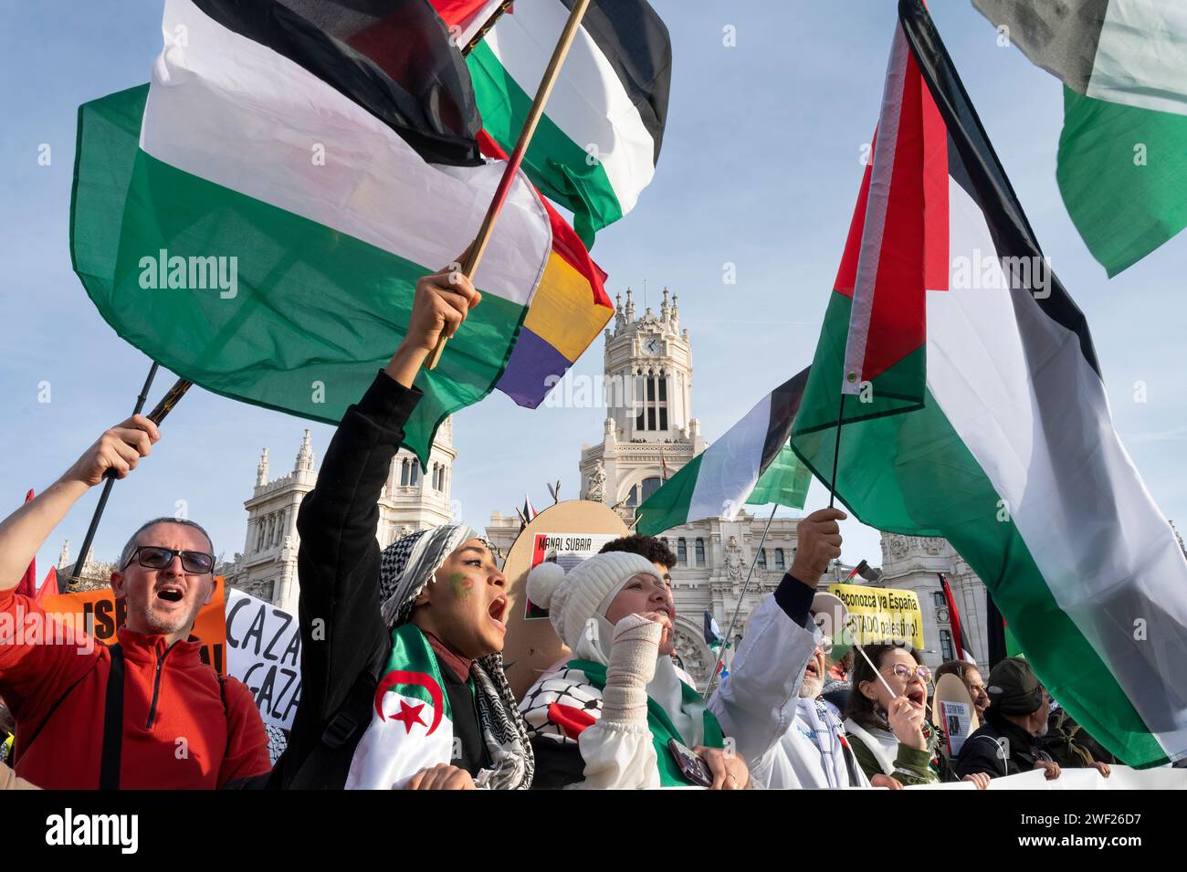 Madrid, Espagne. 28 janvier 2024. Les manifestants crient des slogans lors d'une marche en solidarité avec la Palestine. L'Assemblée de Madrid avec manifestation en Palestine, sur le thème "Stop au génocide", a vu les voix passionnées de nombreuses personnes unies pour une cause commune contre l'injustice. Crédit : SOPA Images Limited/Alamy Live News Banque D'Images