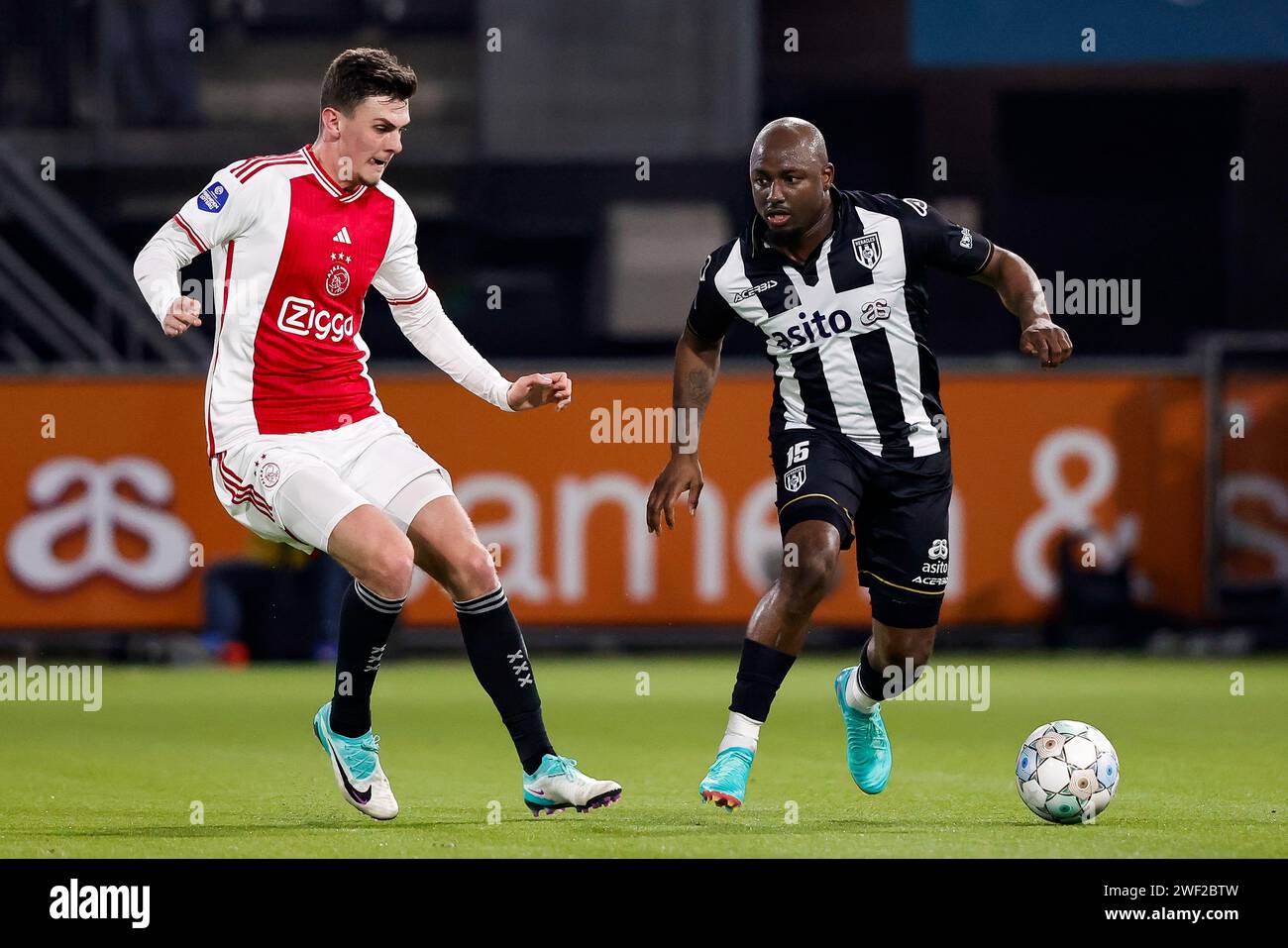 ALMELO, NIEDERLANDE - JANVIER 27 : Benjamin Tahirovic (Ajax) et JETRO Willems (Heracles Almelo) se battent pour le ballon lors du match d'Eredivisie Heracl Banque D'Images