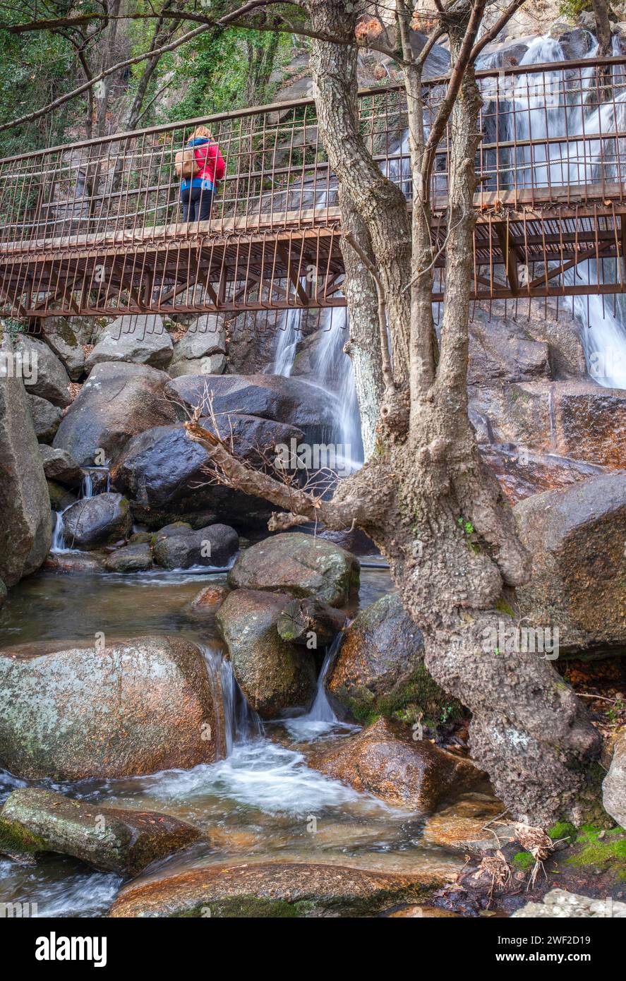 Femme visiteuse observant la cascade de Nogaleas depuis le pont piétonnier. Vallée de Jerte, Navaconcejo, Caceres, Espagne Banque D'Images