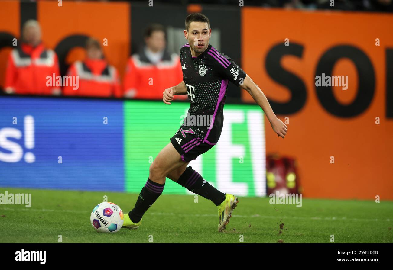 Raphael Guerreiro du Bayern Muenchen FC Augsburg FC Bayern MŸnchen 2:3 27.1.2024 Fussball 1 . Bundesliga saison 2023 / 2024 © diebilderwelt / Alamy stock Banque D'Images