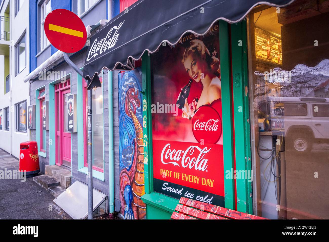 Coca Cola signe dans une rue de Reykjavik, Islande Banque D'Images