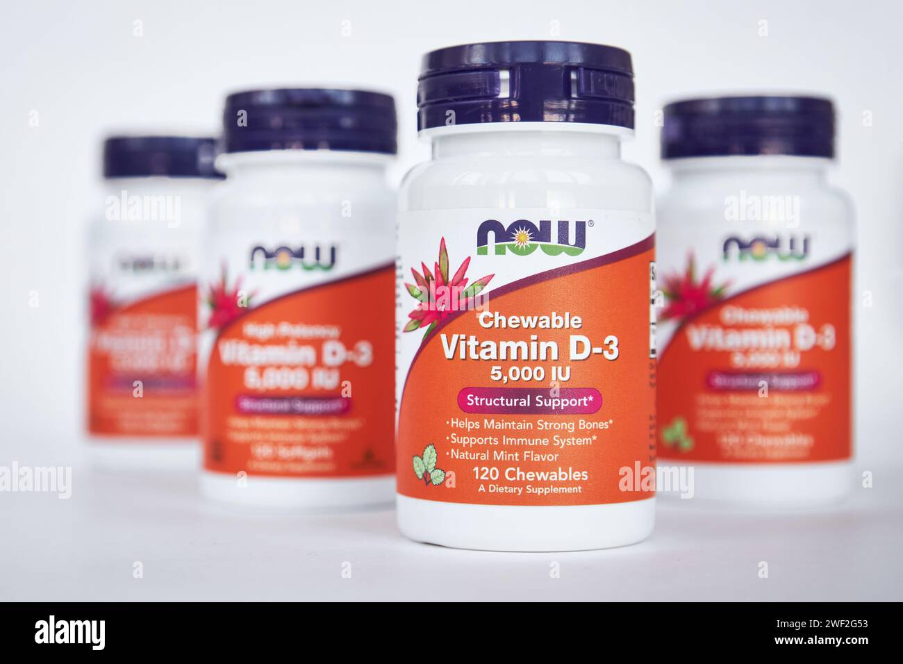 NOW Foods Company, boutique en ligne iHerb. Bocaux en plastique de vitamine D-3 à croquer. Compléments alimentaires sains pour Bone Immune Health. Fond gris, close-U. Banque D'Images