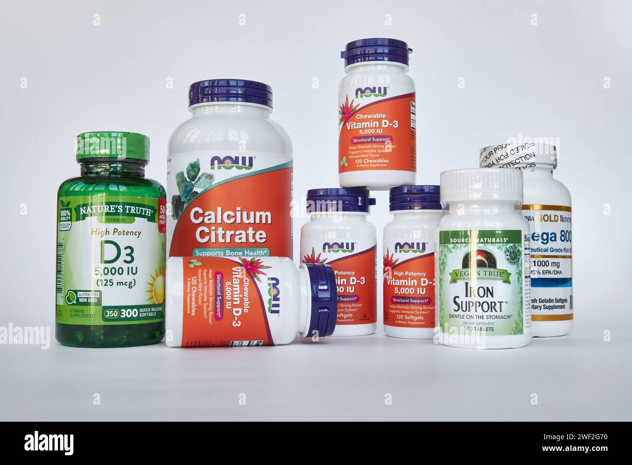 Ensemble de compléments alimentaires sains, de nombreux pots de vitamines et de minéraux du site iHerb boutique en ligne. Fond gris. Additif biologiquement actif, Healt Banque D'Images