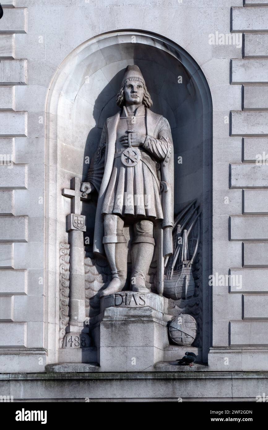 LONDRES, Royaume-Uni - 27 JANVIER 2024 : statue de l'explorateur portugais Bartolomeu Dias dans une niche à l'extérieur du bâtiment de la Commission sud-africaine en T. Banque D'Images