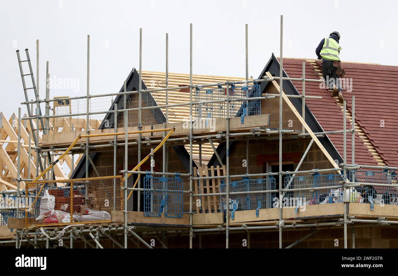 Photo du dossier datée du 13/01/20 de nouvelles maisons en construction sur le lotissement Chilmington à Ashford, Kent. Un objectif clé du gouvernement écossais pour construire des logements abordables au cours de la prochaine décennie est «à risque», selon un briefing ministériel obtenu par le Labour. L'engagement de construire 110 000 logements abordables d'ici 2032 a été pris dans le Programme 2021 pour le gouvernement, le premier programme législatif du gouvernement SNP-Green. Date d'émission : dimanche 28 janvier 2024. Banque D'Images