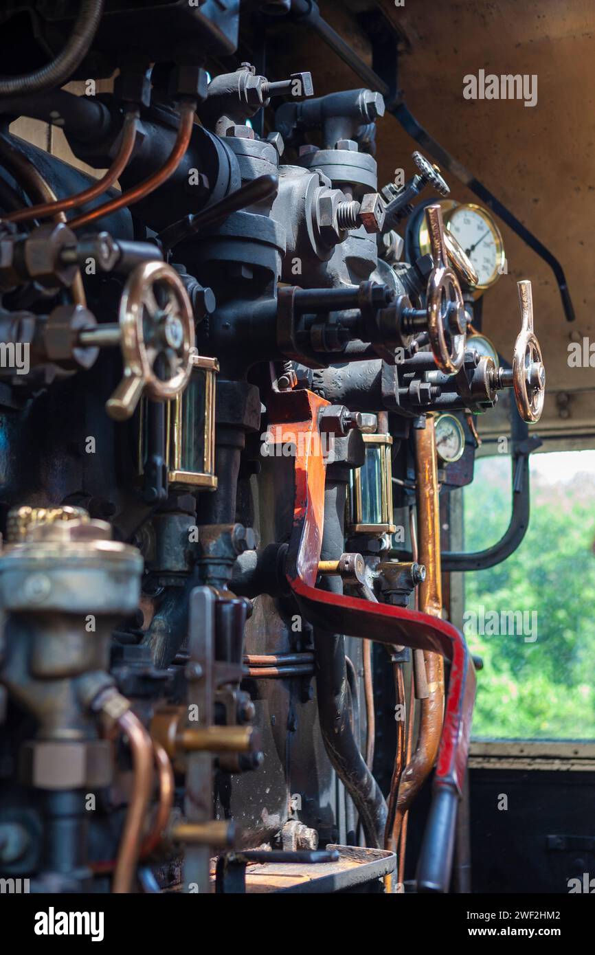 Intérieur de la cabine, locomotive à vapeur Ivatt Class 2, 41298 à Havenstreet Station sur le chemin de fer à vapeur de l'île de Wight, Angleterre, Royaume-Uni Banque D'Images