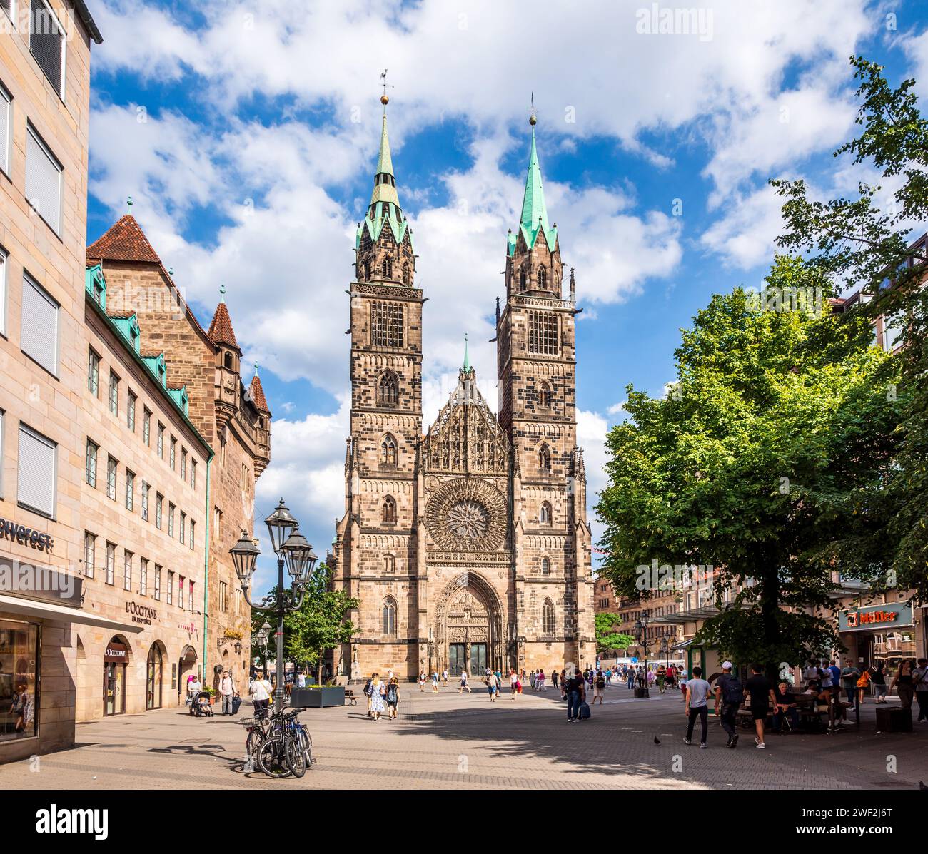 Façade ouest de St. Église de Lorenz (Lorenzkirche) à Nuremberg, en Allemagne, dominée par les deux tours avec une rosace de 9 mètres. Banque D'Images