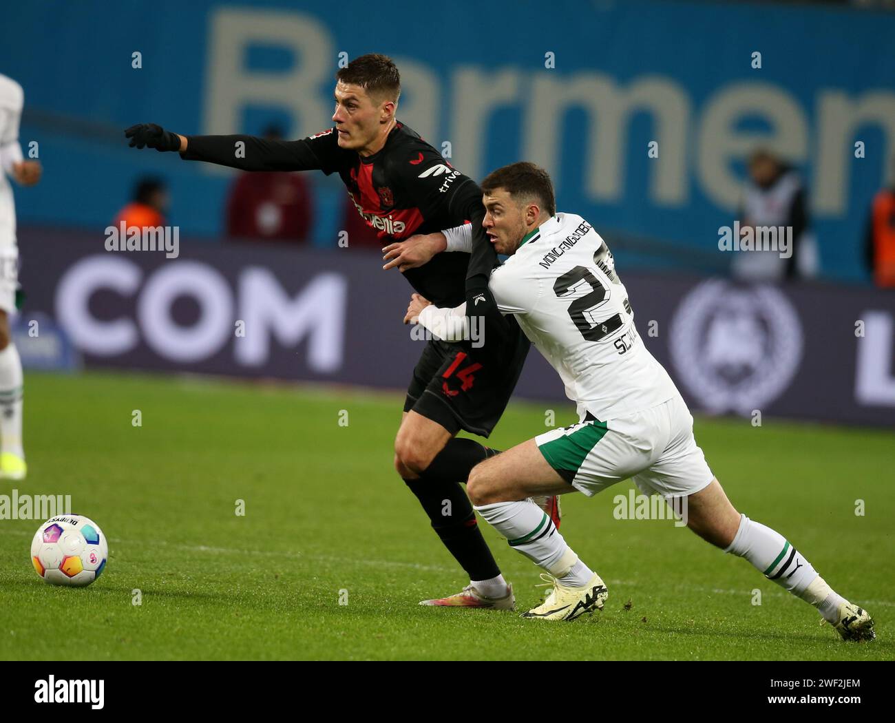 Leverkusen, Allemagne. 06 avril 2012. Robin Hack de Borussia Moenchengladbach (R), lutte pour le ballon contre Patrick Schick de Leverkusen lors du match de Bundesliga entre Leverkusen et Borussia Mönchengladbach au BayArena Stadium. Score final ; Bayer 04 Leverkusen 0:0 FC Borussia Mönchengladbach. (Photo Osama Faisal/SOPA Images/Sipa USA) crédit : SIPA USA/Alamy Live News Banque D'Images