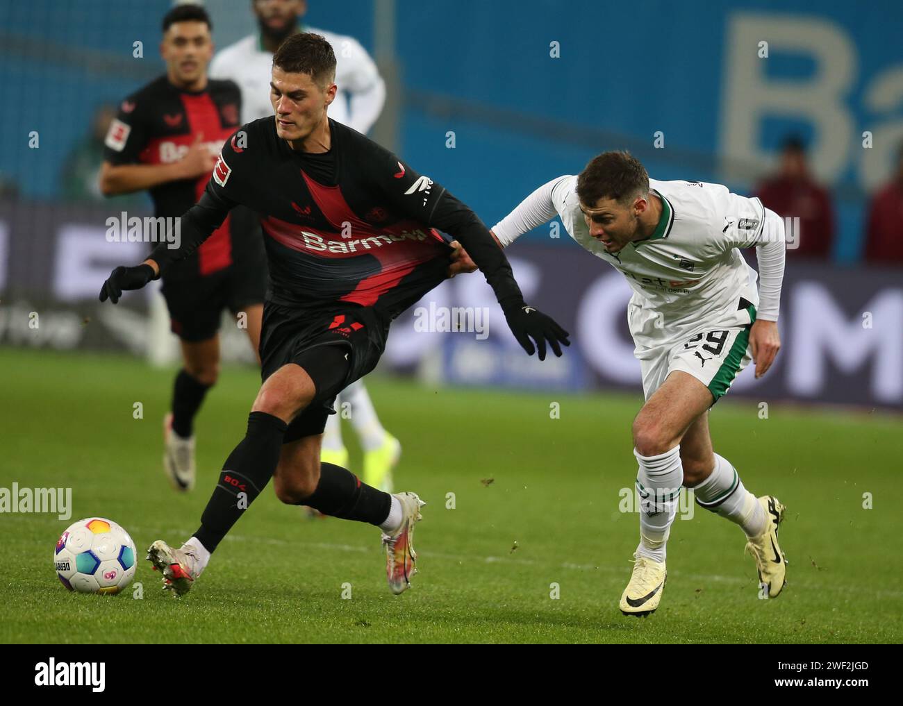 Leverkusen, Allemagne. 06 avril 2012. Joe Scally de Borussia Moenchengladbach (R), lutte pour le ballon contre granit Xhaka de Leverkusen lors du match de Bundesliga entre Leverkusen et Borussia Mönchengladbach au BayArena Stadium. Score final ; Bayer 04 Leverkusen 0:0 FC Borussia Mönchengladbach. (Photo Osama Faisal/SOPA Images/Sipa USA) crédit : SIPA USA/Alamy Live News Banque D'Images