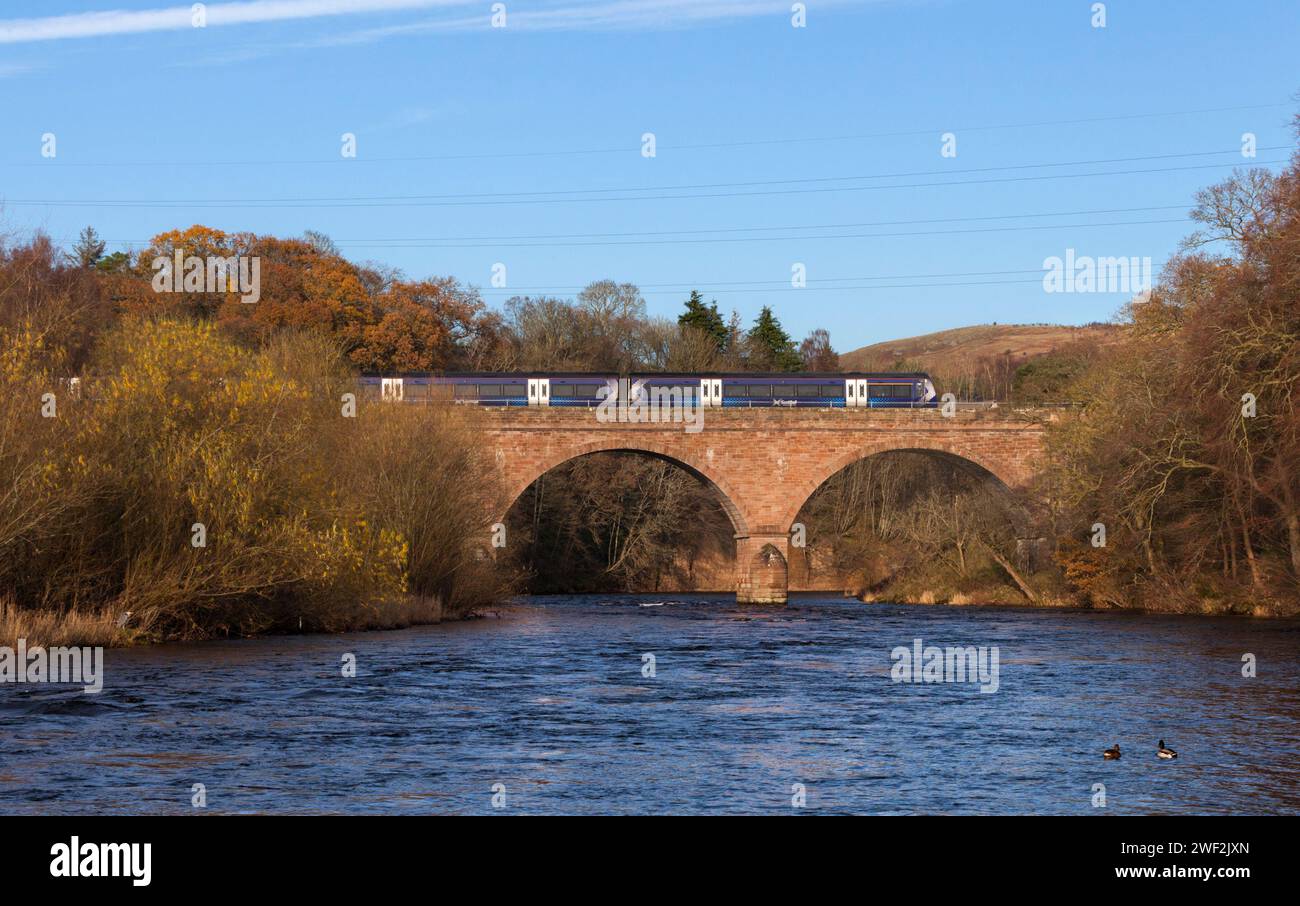 ScotRail classe 170 Turbostar train 170410 traversant le viaduc Redbridge, Tweedbank (rivière Tweed) sur le chemin de fer Borders, Écosse, Royaume-Uni Banque D'Images