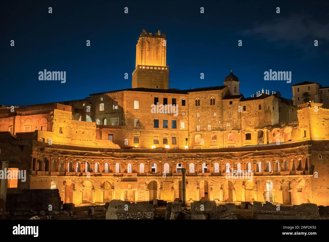 Paysage urbain de Rome : vue nocturne du marché de Trajan, Italie. Banque D'Images