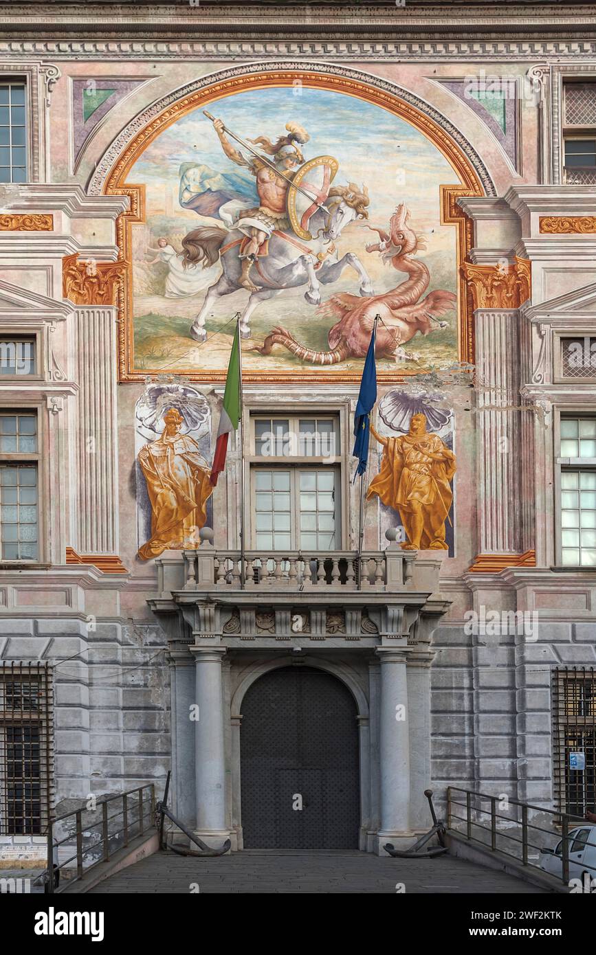 Portail d'entrée du Palazzo San Giorgio gothique avec fresques, construit en 1260, Palazzo San Giorgio, 2, Gênes, Italie Banque D'Images