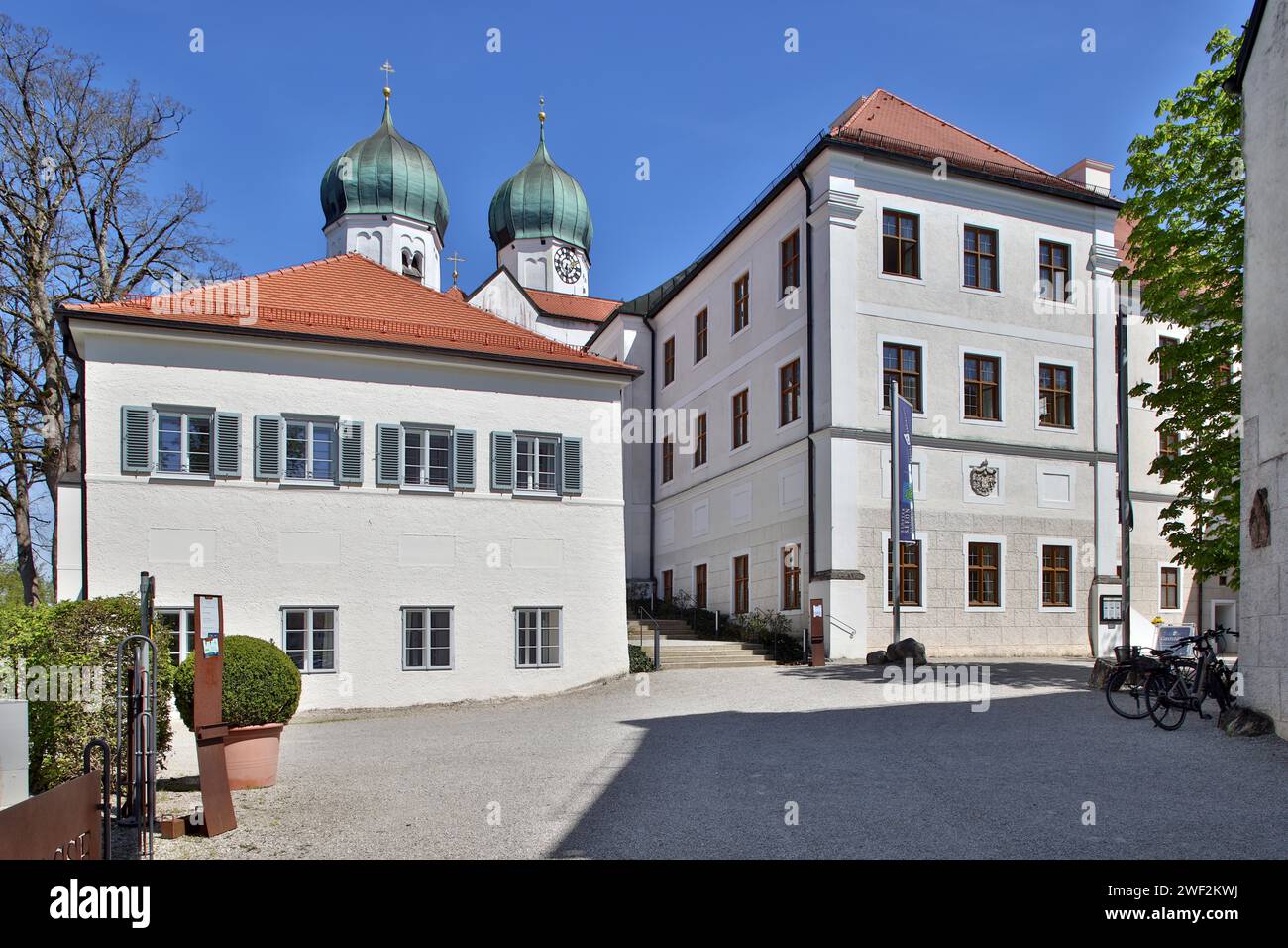 Monastère de Seeon, restaurant, maison d'hôtes et dômes d'oignon de l'église du monastère de St Lambert, temps de rêve au printemps, Seeon, haute-Bavière, Bavière, GER Banque D'Images