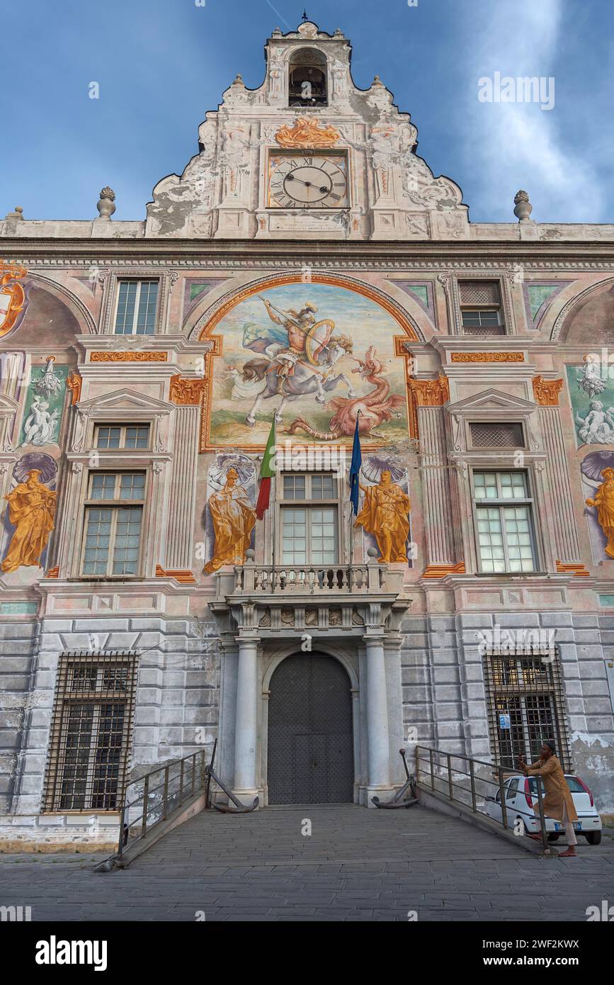 Façade d'entrée du Palazzo San Giorgio gothique avec fresques Renaissance, construit en 1260, Palazzo San Giorgio, 2, Gênes, Italie Banque D'Images