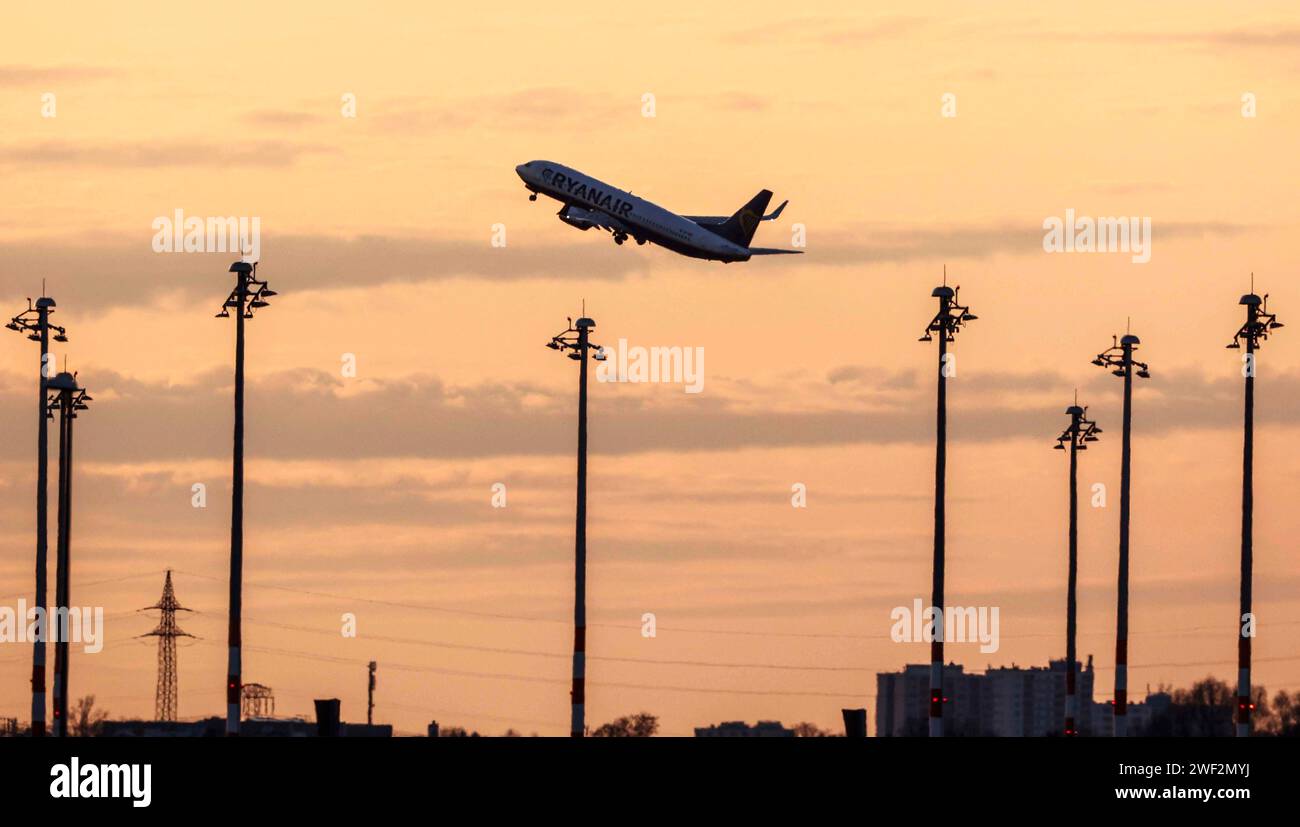Un Boeing 737 de Ryanair décolle à l'aéroport BER, Schoenefeld, 28 heures sur 24 et 03/2022 jours sur 7 Banque D'Images