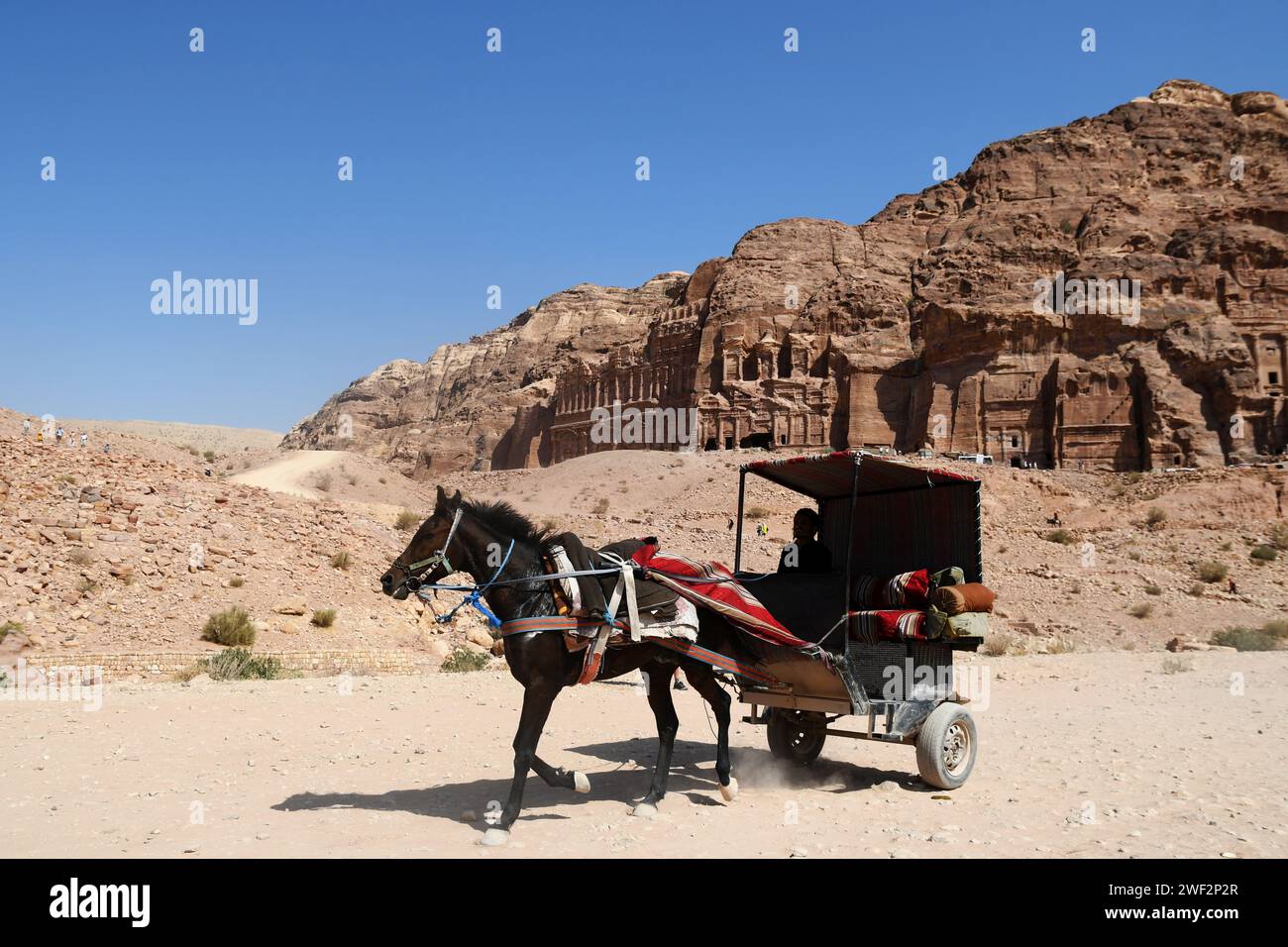 Calèche tirée par des chevaux à proximité d'un emplacement pittoresque avec des murs rocheux en toile de fond Banque D'Images