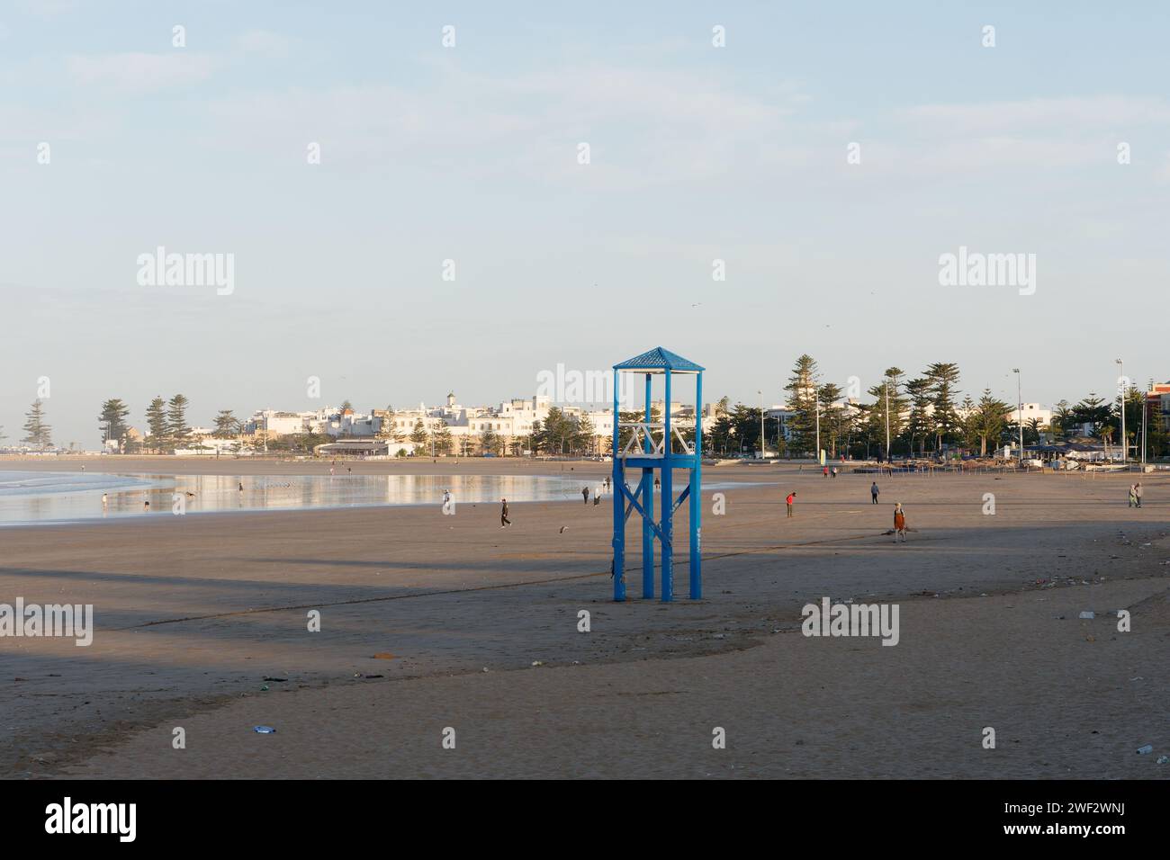 Regardez la tour sur une plage de sable avec la médina historique derrière à Essaouira, Maroc, le 28 janvier 2024 Banque D'Images
