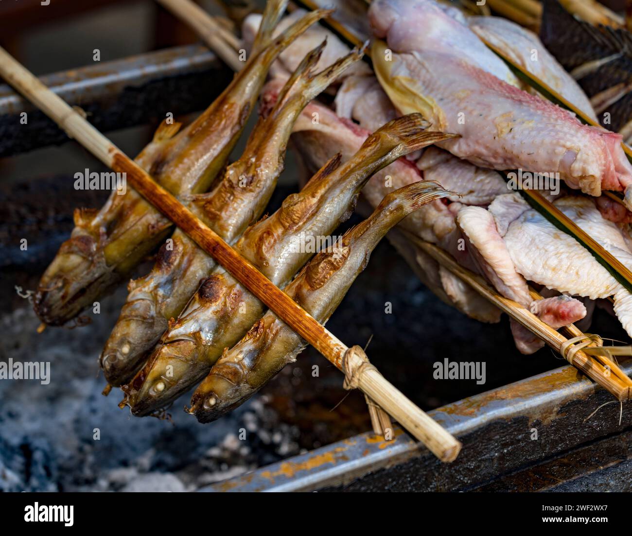 Les petits poissons sont grillés au stand des vendeurs de rue en Turquie. Banque D'Images