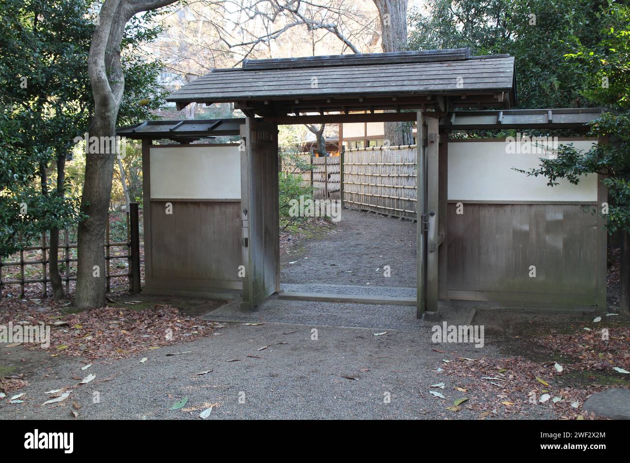 Une petite porte dans le jardin Rikugien, Tokyo, Japon Banque D'Images