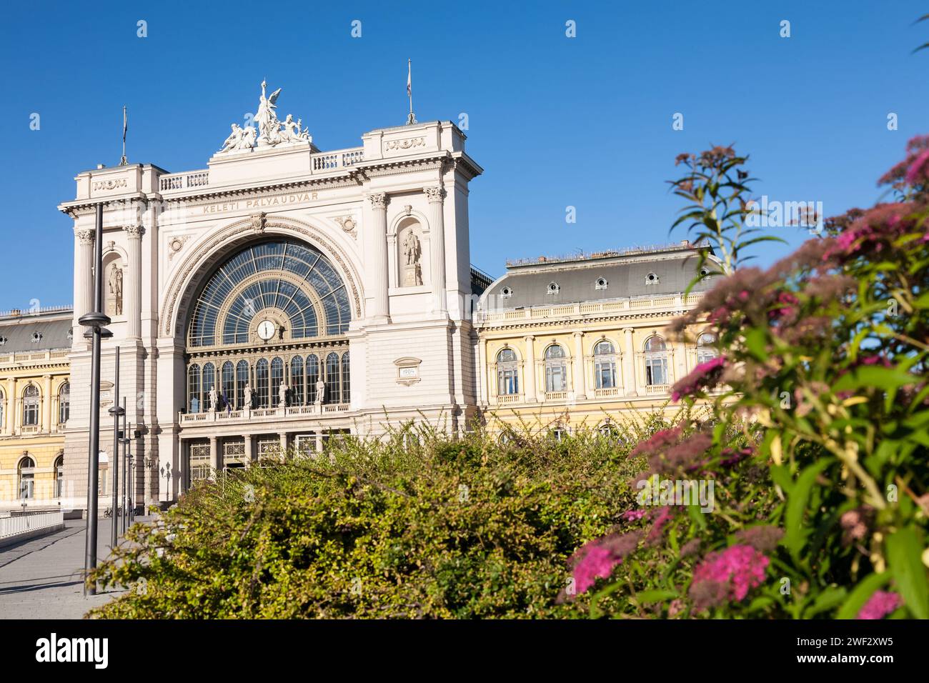 La façade du terminal ferroviaire oriental ou gare Keleti de Budapest en Hongrie qui a été achevée en 1884 Banque D'Images