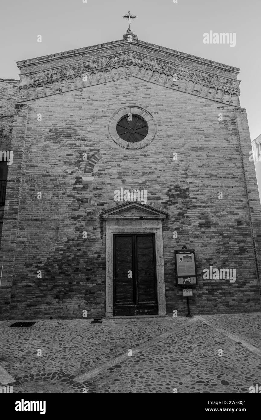 Église San Rocco (13e siècle), romane. C'est la plus ancienne église d'Acquaviva et aujourd'hui l'intérieur semble du XIXe siècle. Banque D'Images