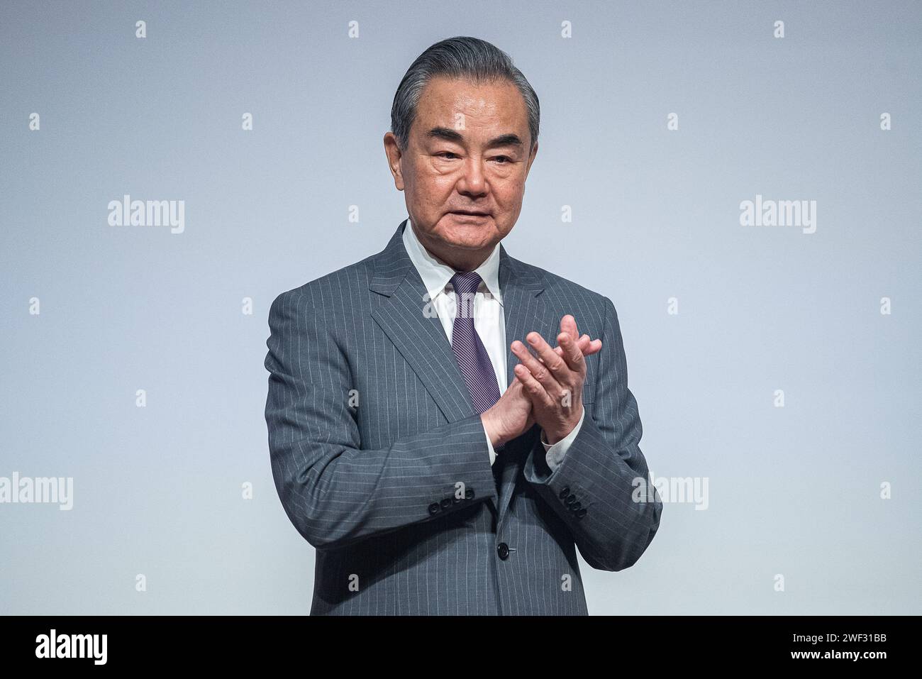 Bangkok, Thaïlande. 28 janvier 2024. Wang Yi, ministre chinois des Affaires étrangères, applaudit lors d'une cérémonie de signature entre la Thaïlande et la Chine au ministère des Affaires étrangères à Bangkok. Wang Yi, ministre chinois des Affaires étrangères, a un officiel en visite en Thaïlande en tant qu'invité spécial du ministère thaïlandais des Affaires étrangères pour la signature d'un accord entre la Thaïlande et la Chine pour une politique permanente d'exemption de visa des deux pays qui débutera en mars 2024. Crédit : SOPA Images Limited/Alamy Live News Banque D'Images