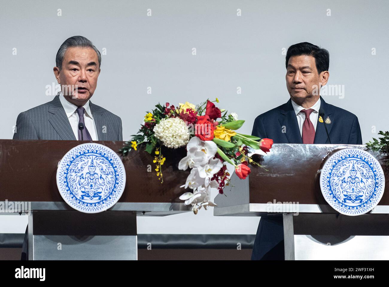 Wang Yi (à gauche), ministre chinois des Affaires étrangères, et Parnpree Bahiddha-Nukara (à droite), ministre thaïlandais des Affaires étrangères, s'adressent aux médias lors d'une cérémonie de signature entre la Thaïlande et la Chine au ministère des Affaires étrangères à Bangkok. Wang Yi, ministre chinois des Affaires étrangères, a un officiel en visite en Thaïlande en tant qu'invité spécial du ministère thaïlandais des Affaires étrangères pour la signature d'un accord entre la Thaïlande et la Chine pour une politique permanente d'exemption de visa des deux pays qui débutera en mars 2024. (Photo de Peerapon Boonyakiat/SOPA Images/Sipa USA) Banque D'Images