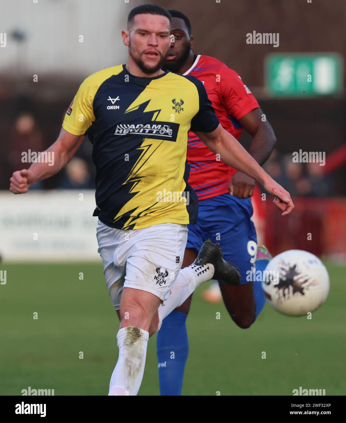 DAGENHAM, ANGLETERRE - Inih Effiong de Dagenham et Redbridge tient Matt Prestondu de Kidderminster Harriers pendant le match de Ligue nationale entre Dagenham et Banque D'Images