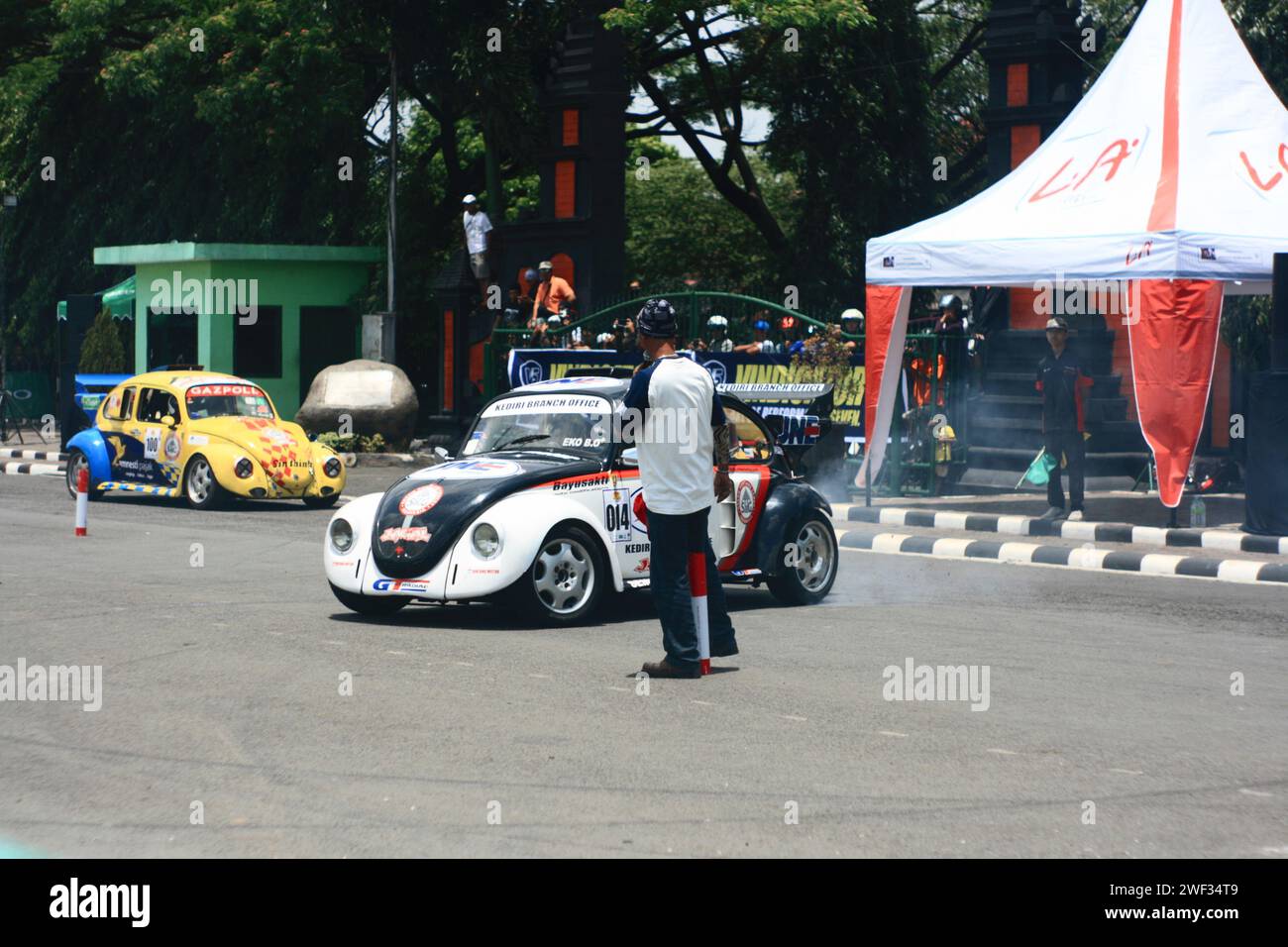 Volkswagen Beetle en train de dériver pendant le rassemblement du Jamboree VW Indonesia à Malang Banque D'Images