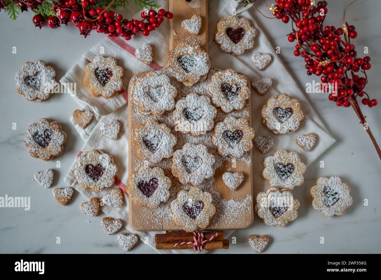 Biscuits maison biscuits avec confiture de fraises Banque D'Images