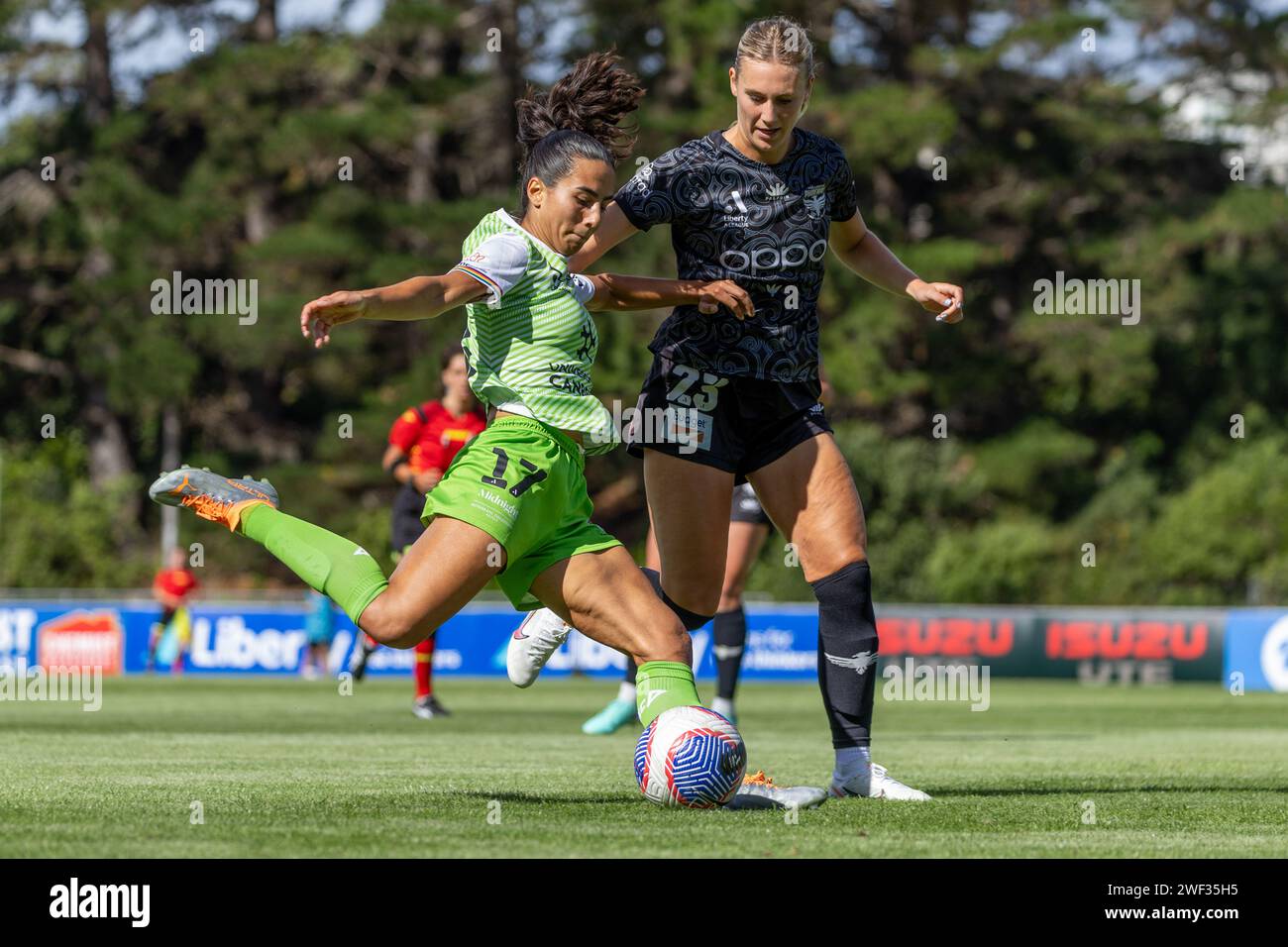 Porirua, Wellington, Nouvelle-Zélande. 28 janvier 2024. Le milieu de terrain de Canberra, Vesna Milivojevic, lance un tir sous la pression de Rebecca Lake (23, Wellington Phoenix). Wellington Phoenix contre Canberra United. Liberty A-League Women. Parc de Porirua. Porirua. Wellington. Nouvelle-Zélande. Phoenix gagne à domicile 2-0 (HT 1-0). (Joe SERCI/SPP) crédit : SPP Sport Press photo. /Alamy Live News Banque D'Images