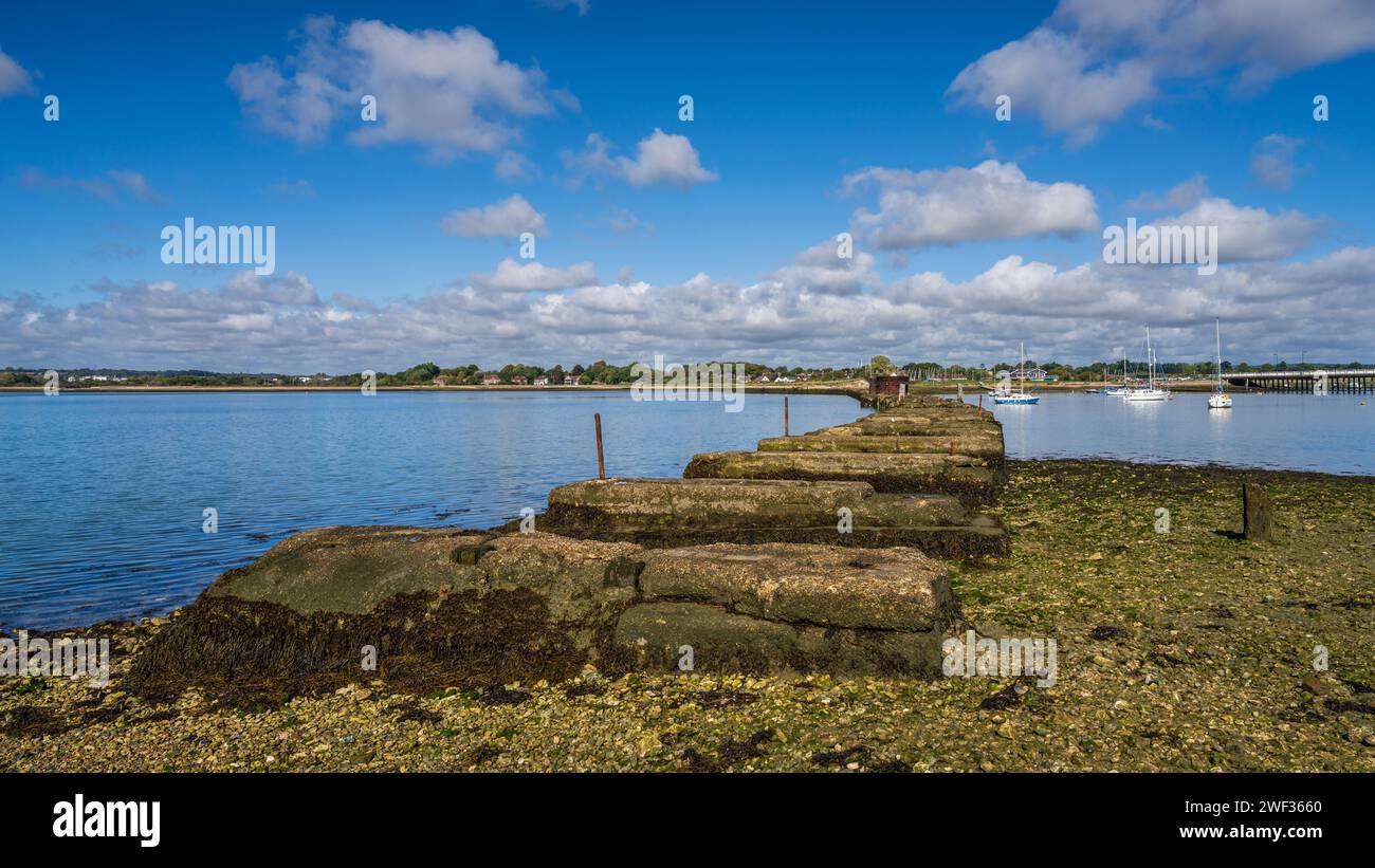 Vue de Hayling Island à Langstone, Hampshire, Angleterre, Royaume-Uni - sur Bridge Lake et l'ancien pont ferroviaire Banque D'Images