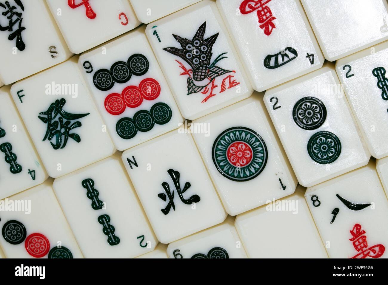 A Mahjong ou mah-jongg Game PIECES et dés Close Up Banque D'Images