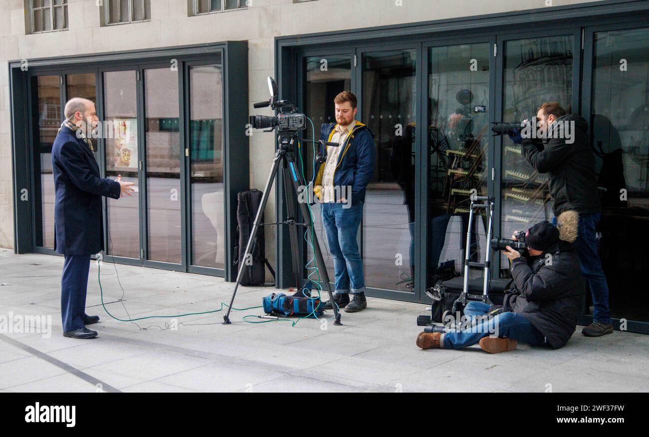 Londres, Royaume-Uni. 28 janvier 2024. Jonathan Reynolds, secrétaire d'État fantôme aux affaires et au commerce, à la BBC dimanche avec Laura Kuenssberg. Il donne plusieurs interviews à des chaînes de télévision à l'extérieur de Broadcasting House. Crédit : Karl Black/Alamy Live News Banque D'Images