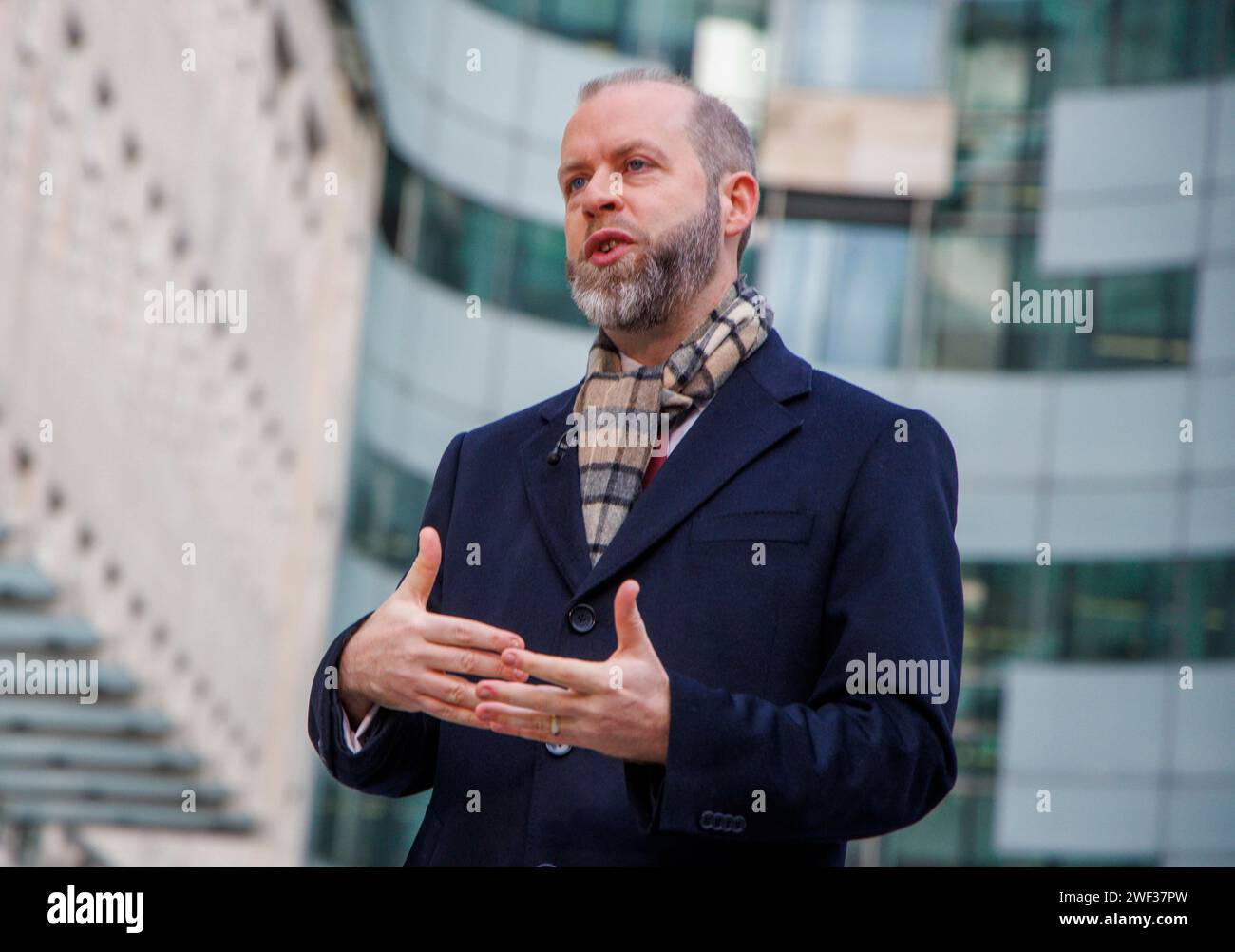 Londres, Royaume-Uni. 28 janvier 2024. Jonathan Reynolds, secrétaire d'État fantôme aux affaires et au commerce, à la BBC dimanche avec Laura Kuenssberg. Il donne plusieurs interviews à des chaînes de télévision à l'extérieur de Broadcasting House. Crédit : Karl Black/Alamy Live News Banque D'Images