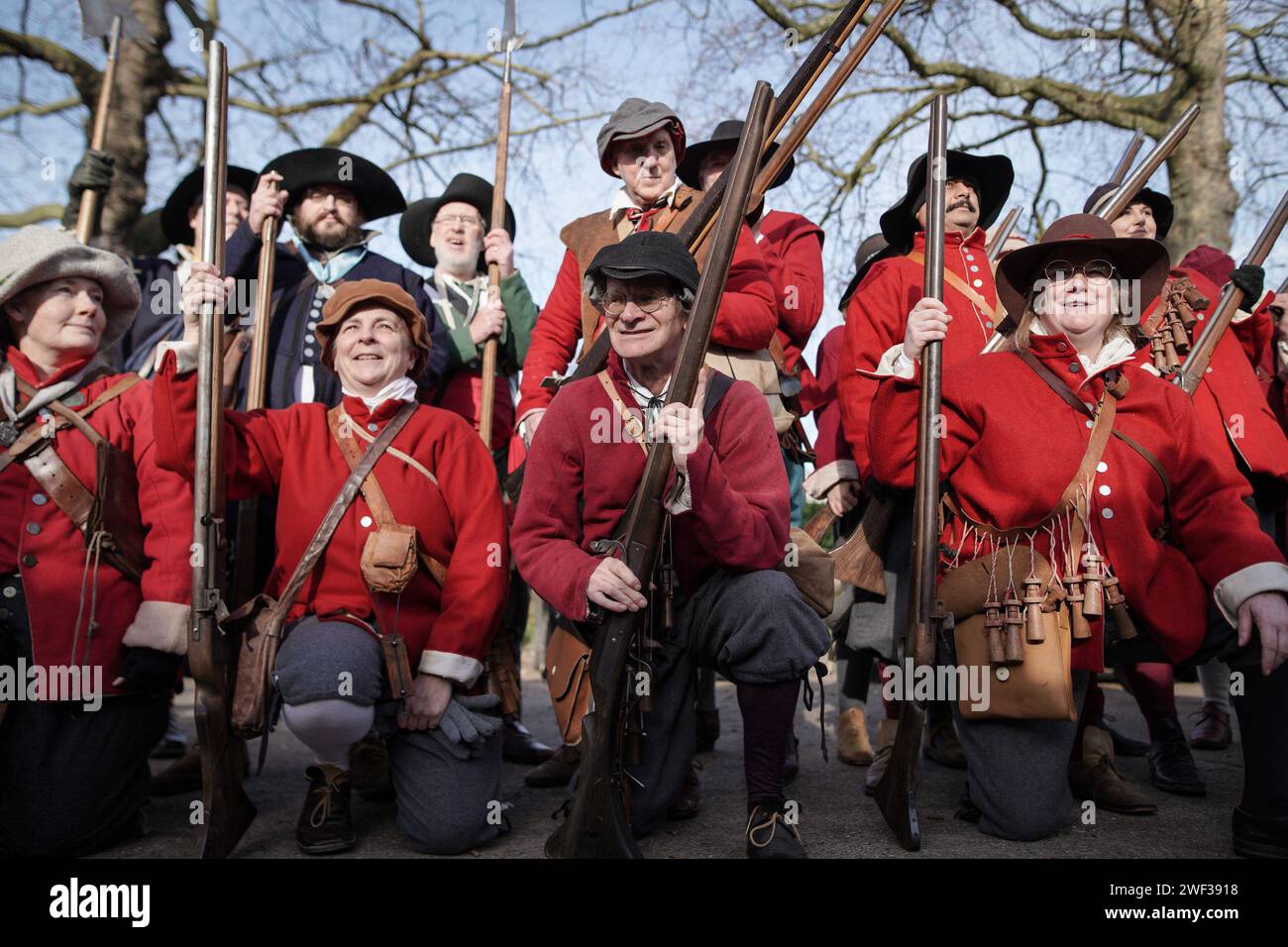 Londres, Royaume-Uni. 28 janvier 2024. Reconstitution de la parade d'exécution du roi Charles Ier par la Société anglaise de la guerre civile (ECWS). Habillés de vêtements traditionnels du 17e siècle, les membres de l'ECWS se réunissent pour marcher et descendre à cheval le long du Mall depuis St. James Palace vers Horse Guards Parade reconstituant Charles Ier d'Angleterre marche vers son exécution devant la maison de banquet en 1649. C'est aussi la 50e fois que les soldats de l'Armée des rois, la partie royaliste de la Société anglaise de la guerre civile, commémorent cet événement. Crédit : Guy Corbishley/Alamy Live News Banque D'Images