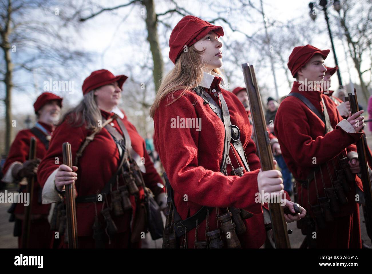 Londres, Royaume-Uni. 28 janvier 2024. Reconstitution de la parade d'exécution du roi Charles Ier par la Société anglaise de la guerre civile (ECWS). Habillés de vêtements traditionnels du 17e siècle, les membres de l'ECWS se réunissent pour marcher et descendre à cheval le long du Mall depuis St. James Palace vers Horse Guards Parade reconstituant Charles Ier d'Angleterre marche vers son exécution devant la maison de banquet en 1649. C'est aussi la 50e fois que les soldats de l'Armée des rois, la partie royaliste de la Société anglaise de la guerre civile, commémorent cet événement. Crédit : Guy Corbishley/Alamy Live News Banque D'Images