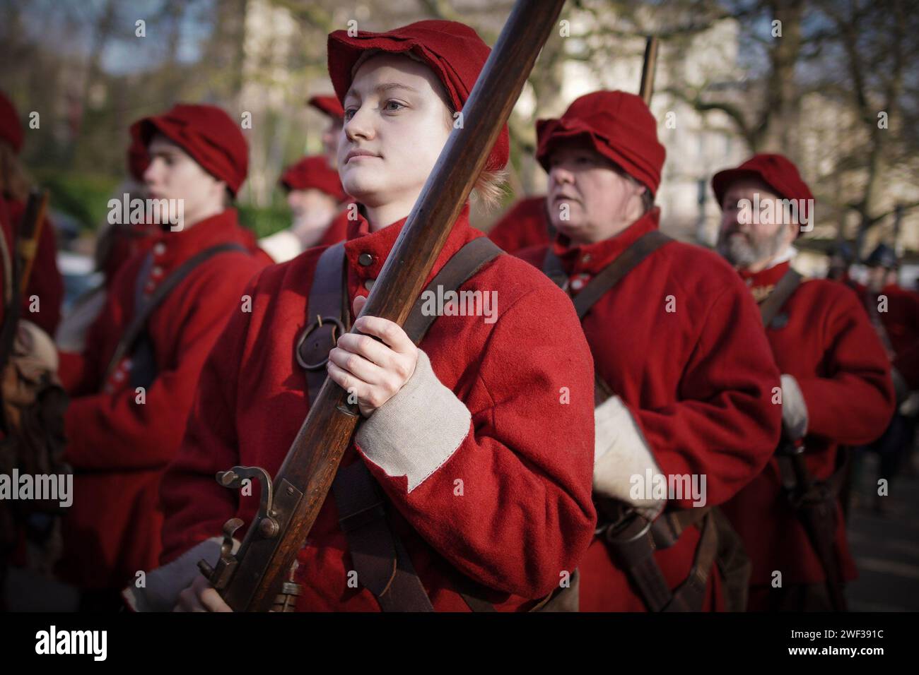 Londres, Royaume-Uni. 28 janvier 2024. Reconstitution de la parade d'exécution du roi Charles Ier par la Société anglaise de la guerre civile (ECWS). Habillés de vêtements traditionnels du 17e siècle, les membres de l'ECWS se réunissent pour marcher et descendre à cheval le long du Mall depuis St. James Palace vers Horse Guards Parade reconstituant Charles Ier d'Angleterre marche vers son exécution devant la maison de banquet en 1649. C'est aussi la 50e fois que les soldats de l'Armée des rois, la partie royaliste de la Société anglaise de la guerre civile, commémorent cet événement. Crédit : Guy Corbishley/Alamy Live News Banque D'Images