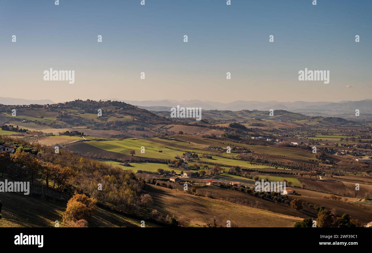 Les Marches, région de l'est de l'Italie, s'élèvent entre les montagnes Apennine et la mer Adriatique. Banque D'Images