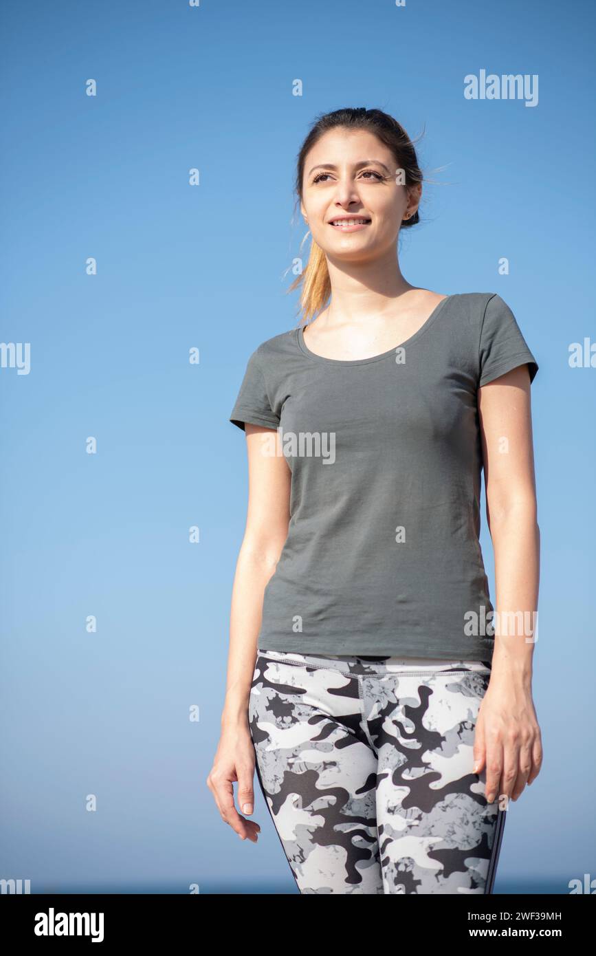 Happy young woman smiling outdoors Banque D'Images