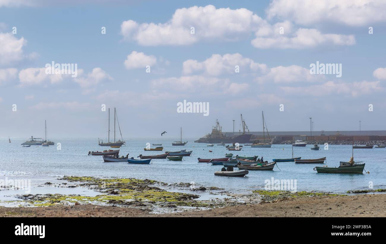 Boa Vista, Cap-Vert- 22 mars 2018 : une scène portuaire paisible avec des bateaux colorés dans les eaux sereines de Sal Rei Banque D'Images