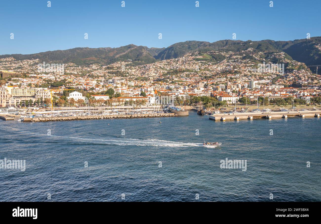 Une vue sur la mer de Funchal, la capitale de l'île de Madère, Portugal. Banque D'Images