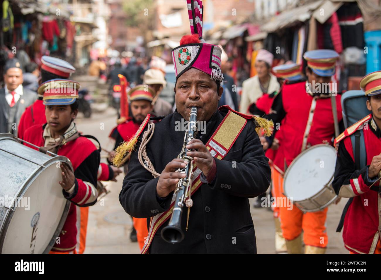 Katmandou, Népal- Mars 20,2023 : la procession de mariage traverse les rues de la place Patan Durbar avec de la musique en laiton. Banque D'Images Katmandou, Népal- Mars 20,2023 : la procession de mariage traverse les rues de la place Patan Durbar avec de la musique en laiton. Banque D'Images